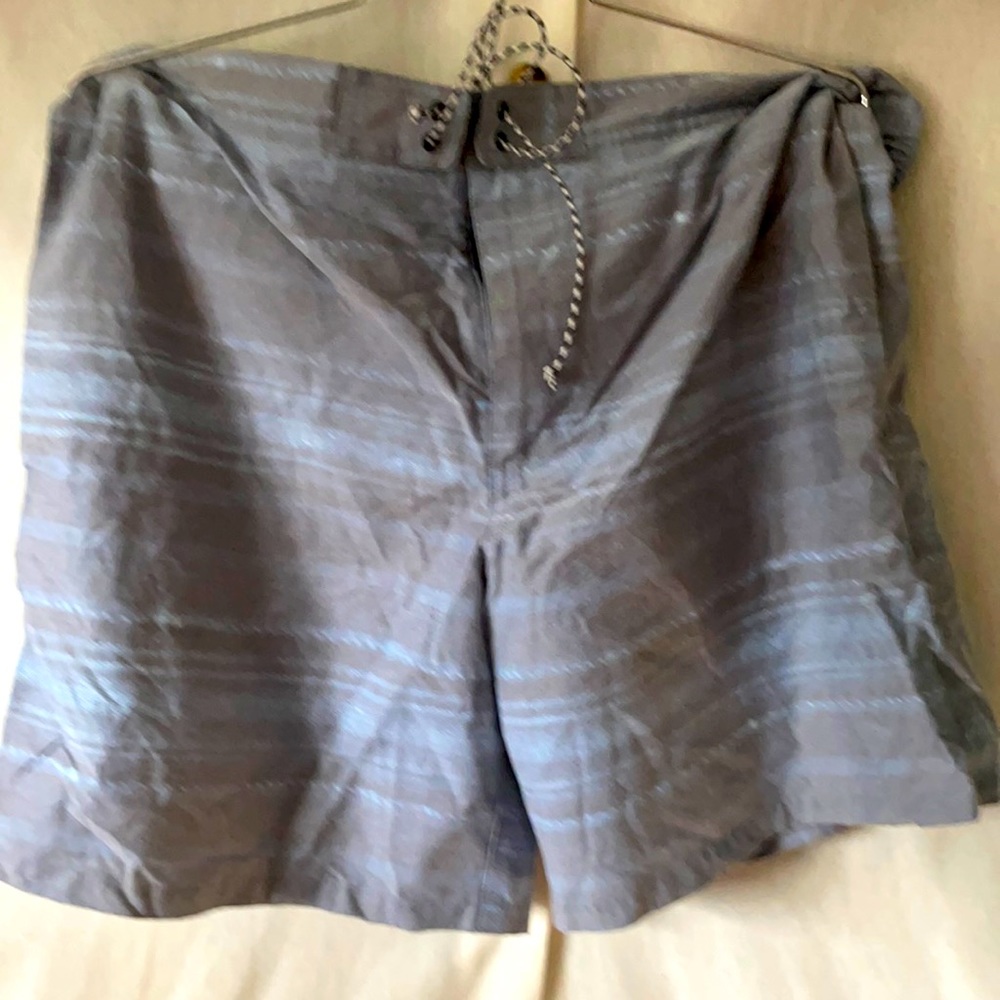Burton board shorts, multiple pockets